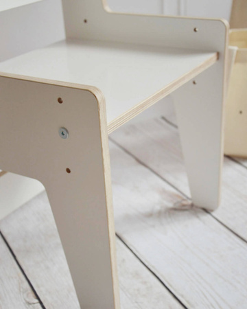 Drewniane krzesełko dla dziecka rosnące białe