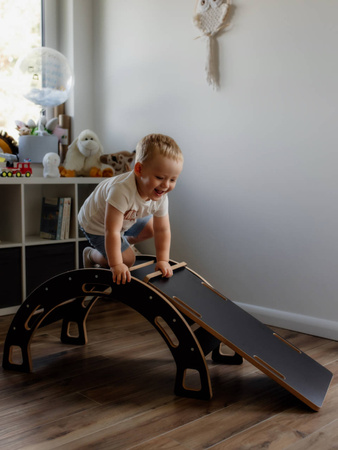 Bujak Montessori czarny M + zjeżdżalnia ze ścianką + poduszka różowa
